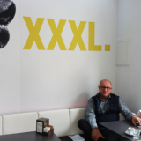 Proprio vicino a questa gigantografia, seduto su un divanetto, c'� il proprietario ad attenderci. Lui si chiama Vito Gesuito ed � un avvocato barese